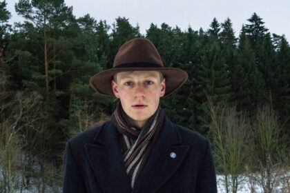 Iš Panevėžio kilusį psichologą Vitalijų Gafurovą įsprausti į rėmus būtų sunku. Viena koja jis – rimtas, santūrus, psichologines temas savo tinklaraštyje gvildenantis specialistas, kita – pro filmavimo kameros objektyvą kitokį Panevėžį matantis režisierius ir net humoristo vaidmenį išbandęs vaikinukas.