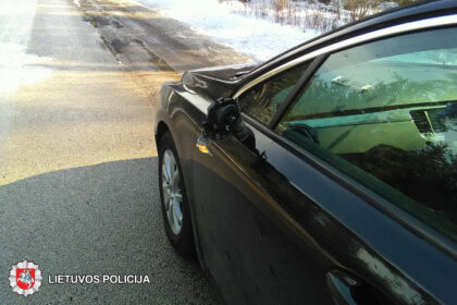 2018-03-12 12 val. Panevėžio r., Žaliojoje girioje, kelyje Paliūniškis–Vabalninkas, prasilenkiant automobiliams buvo apgadintas automobilis „Peugeot 508“. Kito automobilio vairuotojas iš eismo įvykio vietos pasitraukė.