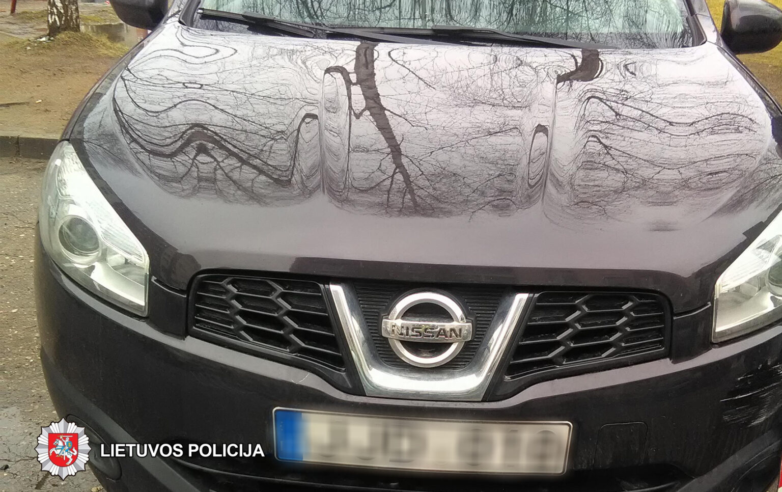2018-02-27 Panevėžyje, Dariaus ir Girėno g., apgadintas automobilis „Mitsubishi Pajero“. Kito automobilio vairuotojas iš eismo įvykio vietos pasitraukė.