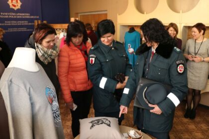 Šiandien Panevėžio apskrities vyriausiajame policijos komisariate vyko išskirtinių piešinių paroda. Tai ant drabužių atgyjantys paveikslai, sukurti policijos pareigūno Vytauto Kartano. Komisariate eksponuojamos suknelės, dekoratyvinės pagalvės, puoštos autoriaus darbais.