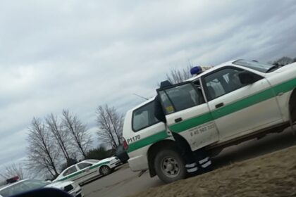 Ketvirtadienio rytą gyventojų dėmesį atkreipė Panevėžio rajone, Velžio gyvenvietės prieigose, parduotuvės automobilių stovėjimo aikštelėje susirinkusios gausios policijos pareigūnų pajėgos. Apie 10.30 val. čia buriavosi penki policijos ekipažai.