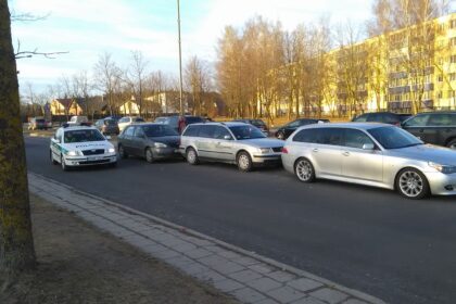 Darbo diena pirmadienį vairuotojams Panevėžyje baigėsi dideliu kantrybės išbandymu. Vienoje iš judriausių mieste Nemuno g. apie 17.15 val. susidūrus trims automobiliams, nusidriekė milžiniška į spūstį patekusių automobilių kolona.