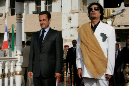 Įtariama, kad velionis Libijos diktatorius Muamaras Kadhafi 2007-aisiais skyrė didelę sumą grynųjų Nicolas Sarkozy rinkimų kampanijai