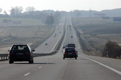 Prasidėjus šiltajam sezonui, transporto priemonėms nebereikės dygliuotų padangų, o lengvieji automobiliai automagistralėmis ir greitkeliais galės važiuoti greičiau.