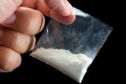 Ketvirtadienio vakarą Vilties gatvėje pareigūnams įkliuvo, galimai, narkotines medžiagas su savimi turėjusi jauna moteris.