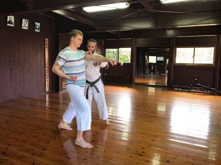 Marius rado laiko karatė dojo treniruotei Okinavoje. ASMENINIO ARCHYVO nuotr.