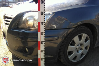 2018-03-15 Panevėžyje, Klaipėdos g., namo kieme apgadinti du automobiliai, „Mercedes Benz“ ir „Audi A3“. Automobilius apgadinusio automobilio vairuotojas iš eismo įvykio vietos pasitraukė.