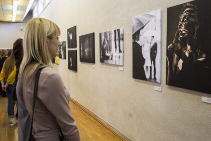 Trečiadienio pavakarę plačiajai auditorijai Panevėžio fotografų draugija pristatė metų ataskaitinę parodą. Ji suvienijo tiek fotografus mėgėjus, tiek profesionalius fotomenininkus.