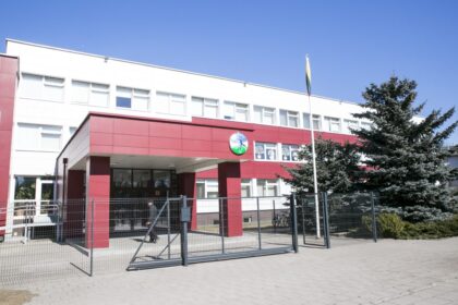 Vienam Panevėžio „Vyturio“ progimnazijos mokiniui diena mokykloje galėjo baigtis labai liūdnai. Vaiką priešais mokyklos socialinės darbuotojos kabineto langus nusprendė pamokyti tos pačios mokyklos mokinys, pasikvietęs į pagalbą vyresnį brolį.