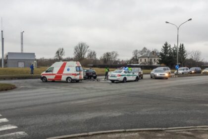 Aiškėja trečiadienio vakaro avarijos, per kurią susidūrė trys automobiliai ir nukentėjo žmonės, aplinkybės.