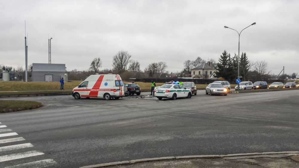 Aiškėja trečiadienio vakaro avarijos, per kurią susidūrė trys automobiliai ir nukentėjo žmonės, aplinkybės.