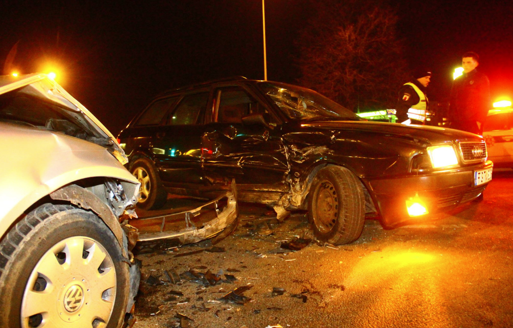 Nors naktiniame Panevėžyje eismas nėra intensyvus, vis tiktai vėlų šeštadienio vakarą eismo įvykio neišvengta.