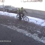 2018-03-03 12.50 val. Panevėžyje, Parko g. pėsčiųjų–dviračių taku, dviračiu važiavęs vyras atsitrenkė į ant tako stovėjusią mažametę. Dviratininkas iš įvykio vietos pasitraukė.