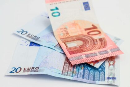 Dirbantiems gyventojams, kuriuos šią žiemą gripas ir peršalimo ligos paguldė į ligos patalą, priklauso ligos išmoka – atlyginimo, kurio jie neteko dėl ligos, kompensacija. Tačiau pasiimti išmoką suskubo ne visi. „Sodros“ duomenimis, kas dešimtas sirgęs apdraustasis nepateikė prašymo ligos išmokai gauti.