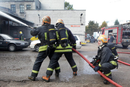 Penktadienio naktį, maždaug pusvalandis po vidurnakčio, ugniagesiai gelbėtojai skubiai buvo iškviesti į Vaišvilčių kaimą, bendrovės „Palink“ logistikos centrą. Gautas pranešimas, kad čia dega vilkikas su puspriekabe.