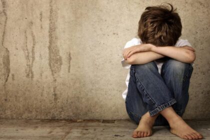 Panevėžio rajone į areštinę uždaryta globėja, girta grasinusi globojamam dvylikamečiui.