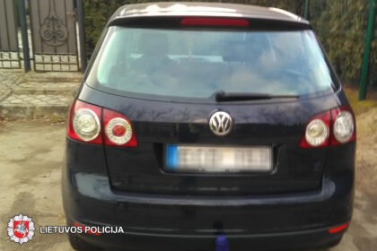 2018-03-23 18 val., Panevėžyje, Klaipėdos g., prekybos centro automobilių stovėjimo aikštelėje apgadintas automobilis „VW Tuareg“. Kito automobilio vairuotojas iš eismo įvykio vietos pasitraukė.