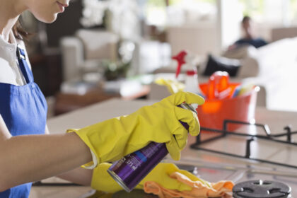 Kiekvienuose namuose yra valymo priemonių – pradedant paprasčiausiu indų plovikliu ir baigiant dulkių siurblių priežiūrai skirtais skysčiais. Valiklių sukelta alergija laikoma bene „perspektyviausia“, alergenų šimtai, bet jų vis daugėja ir pavojingiausios – jose esančios sintetinės medžiagos.