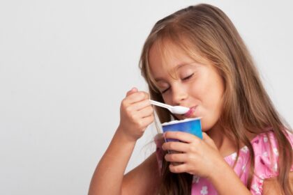 Sveikatos apsaugos ministerija (SAM), pasitarusi su Žemės ūkio ministerija (ŽŪM) ir pieno produktų gamintojais, priėmė sprendimą, kad cukraus kiekis jogurtuose, kurie skirti vaikams ir tiekiami ugdymo įstaigoms per programą „Pienas vaikams“, bus mažinamas palaipsniui, o ne iškart.