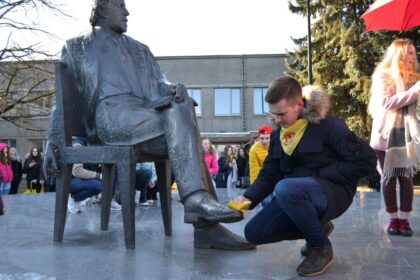 Jau tradicija tapo, kad Tarptautinę teatro dieną J. Miltinio gimnazistai simboliškai nuvalo batus garsiajam režisieriui Juozui Miltiniui. Ir šio antradienio rytą teatro prieigos nusidažė geltona spalva – gausus būrys gimnazistų prie dramos teatro rymančio Maestro skulptūros padėjo ne tik jo mėgstamų geltonos spalvos rožių puokštę, bet ir simboliškai nuvalė batus.