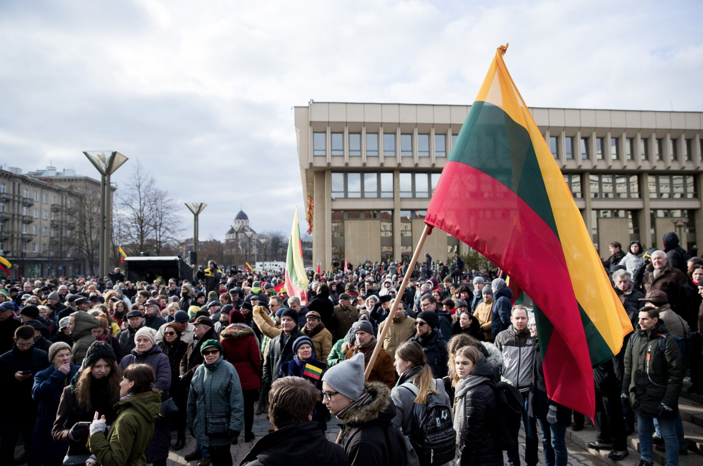 Po balsavimo Seime dėl Mindaugo Basčio apkaltos į socialiniuose tinkluose gimusią iniciatyvą ketvirtadienio vakarą atsiliepė prie parlamento susirinkę keli tūkstančiai žmonių. Nors akcijos „Mes kaltinam“ organizatoriai tikėjosi 15 tūkstančių minios, politologai ir tokią reakciją vertina kaip pilietinės visuomenės proveržį.