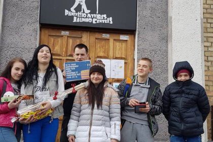 Kas yra KJC? Tai – Kupiškio jaunimo centras. Tokių centrų yra ir kituose Lietuvos miestuose – Panevėžyje, Pakruojyje, Ramygaloje, Vilniuje ir kitur. Šiuose jaunimo centruose bei erdvėse jauni žmonės gali smagiai praleisti laisvalaikį, žaisti, mokytis, atsigerti šiltos arbatos.