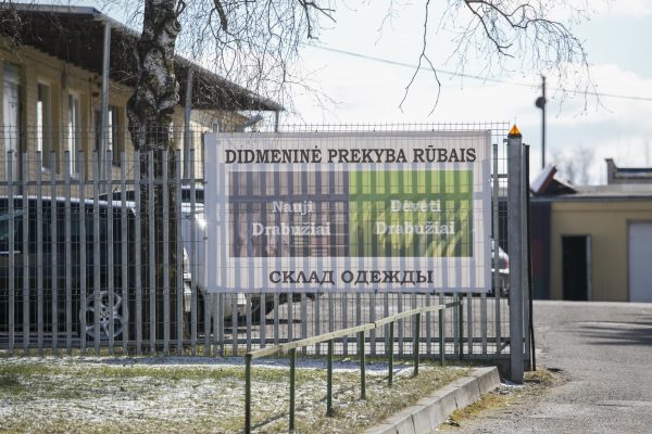 Gausiai tvoras reklamomis nukabinėję panevėžiečiai demonstruoja, kaip jie supranta estetiką ir laikosi teisės aktų. V. Bulaičio nuotr.