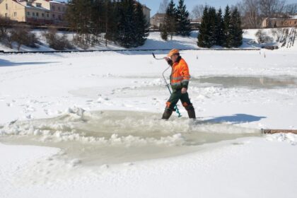 Ledas ant vandens telkinių darosi pavojingas, įspėja ugniagesiai gelbėtojai ir ragina ant jo nelipti.