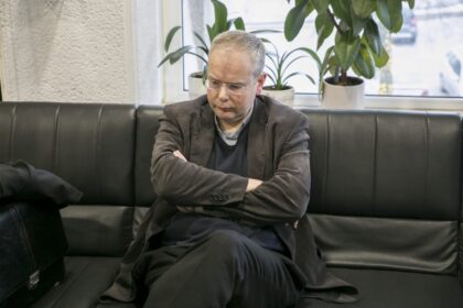 Panevėžio apylinkės teisme pagaliau padėtas taškas skandalingoje gyvatvorės iškirtimo byloje. Šios bylos centre atsidūrė Panevėžio Švč. Trejybės rektorato rektorius Simas Maksvytis. Už be leidimo iškirstas tujas iš dvasininko buvo reikalaujama sumokėti daugiau kaip 4 tūkst. eurų siekiančią žalą gamtai. Tačiau teismas pagailėjo atgailaujančio kunigo ir baudą perpus sumažino.