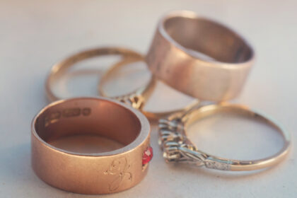 Savaitgalio linksmybės vienai panevėžietei baigėsi nuostoliais. Įprasta, kad žiedus ir kitas brangenybes savo išrinktosioms dovanoja vyrai, tačiau po šokių naktiniame klube jauna moteris neteko auksinio žiedo.