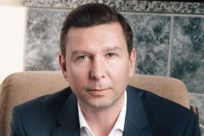 Jau šį ketvirtadienį kino centras „Garsas“ kino gurmanus ir vėl pakvies į „Veidrodžio ložę“. Žiūrovų lauks kontroversiškas, audringą reakciją sukėlęs filmas „Meilės menas” („Sztuka kochania”). Tai atvira istorija apie lenkų seksologijos pradininkę dr. Michaliną Wislocką, kurios XX a. 8-ajame dešimtmetyje išleista pirmoji knyga šia tema sulaukė nepaprasto populiarumo.