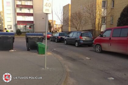 2018-04-09 17.30 val., Panevėžyje, Projektuotojų g. namo kieme, juodos spalvos automobilis „Audi QS5“, partrenkė dešimtmetį berniuką.