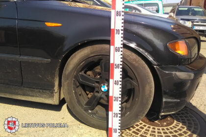 2018-04-14 Panevėžyje, Kosmonautų g., apgadintas stovėjęs automobilis BMW. Jį apgadinęs kito automobilio vairuotojas iš eismo įvykio vietos pasitraukė.