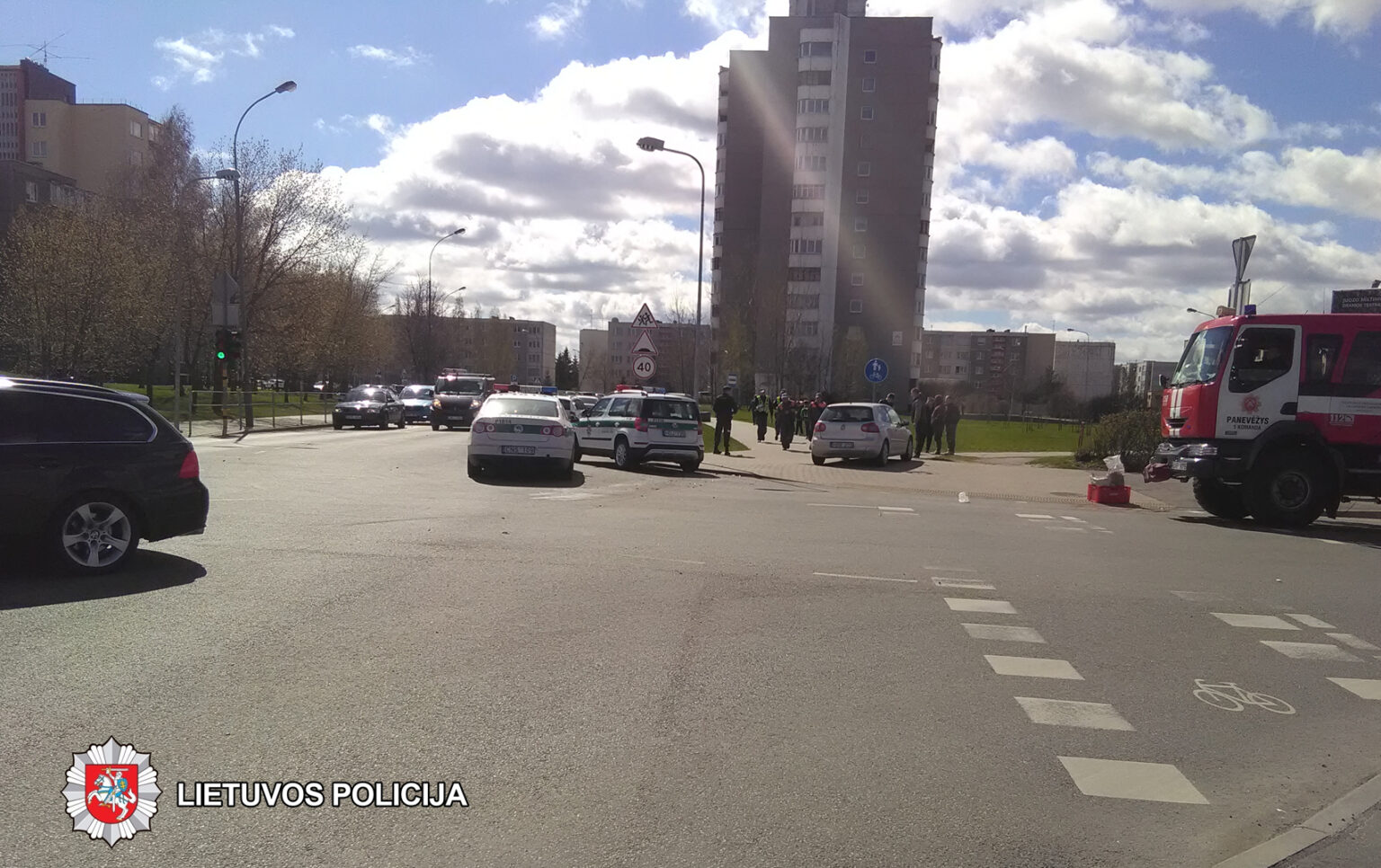 Balandžio 19 d. 12.01 val. Panevėžyje, Kniaudiškių ir Projektuotojų gatvių sankryžoje, susidūrė automobilis „Volkswagen Golf“, važiavęs Projektuotojų gatve nuo Klaipėdos gatvės pusės, ir automobilis „Toyota Corolla“, važiavęs Kniaudiškių gatve nuo Žvaigždžių gatvės pusės.