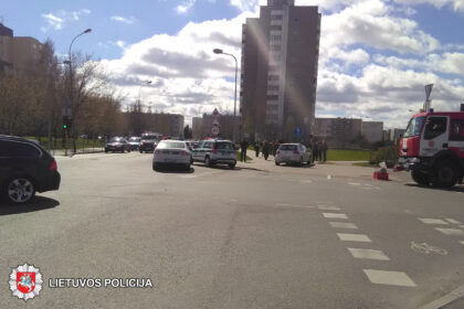 Balandžio 19 d. 12.01 val. Panevėžyje, Kniaudiškių ir Projektuotojų gatvių sankryžoje, susidūrė automobilis „Volkswagen Golf“, važiavęs Projektuotojų gatve nuo Klaipėdos gatvės pusės, ir automobilis „Toyota Corolla“, važiavęs Kniaudiškių gatve nuo Žvaigždžių gatvės pusės.