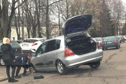 Važinėjant Panevėžio gatvėse gresia ne tik smarkiai pasikratyti per duobes, bet ir į jas įsmukti. Į tokius spąstus pačiame miesto centre, A. Jakšto g., ketvirtadienio rytą pakliuvo mažalitražinio automobilio vairuotoja. Mašina į duobę smuktelėjo net iki pusės rato.