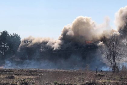 Iš karto po vidurdienio į Panevėžio rajoną, Vaivadų kaimą skubėjo gausios ugniagesių gelbėtojų pajėgos.