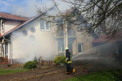 Gausios ugniagesių pajėgos šį rytą skubėjo į Kupiškio rajono Skverbų kaimą. Čia atvira ugnimi degė netoli Panevėžio rajono ribos įsikūrusios kaimo turizmo sodybos pastatai.