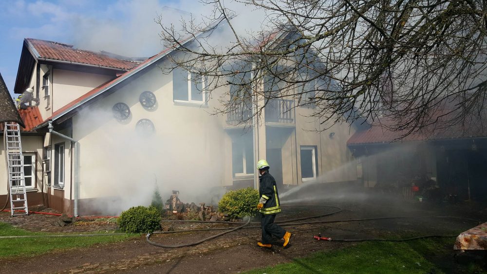 Gausios ugniagesių pajėgos šį rytą skubėjo į Kupiškio rajono Skverbų kaimą. Čia atvira ugnimi degė netoli Panevėžio rajono ribos įsikūrusios kaimo turizmo sodybos pastatai.