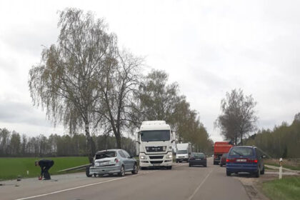 Nors kelias Kupiškis-Panevėžys prieš Vaivadus išplatėja, čia važiavę automobiliai jame neišsiteko.