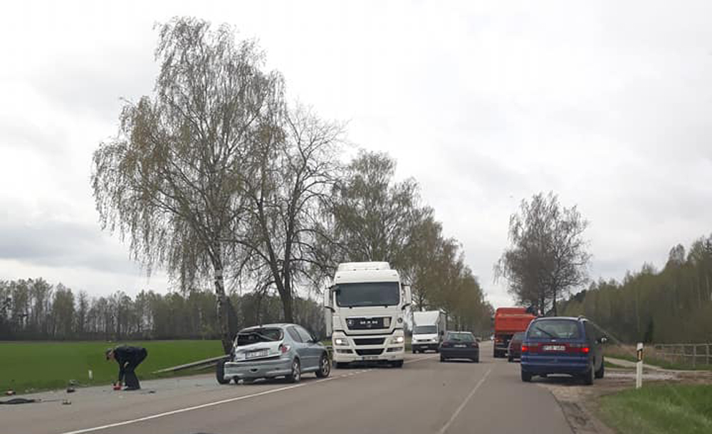 Nors kelias Kupiškis-Panevėžys prieš Vaivadus išplatėja, čia važiavę automobiliai jame neišsiteko.