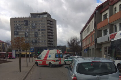 Centrinę Panevėžio Laisvės a. kertanti Elektros g. dėl įvykusios avarijos ketvirtadienį prieš pat vidurdienį tapo sunkiai pravažiuojama.