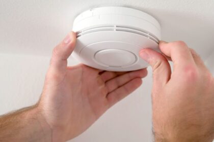 Priešgaisrinės apsaugos ir gelbėjimo departamentas informuoja, jog nuo šių metų gegužės 1 d., įsigaliojus Bendrųjų gaisrinės saugos taisyklių pakeitimams, visuose būstuose gyventojai privalės įsirengti autonominius dūmų detektorius.