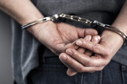 Panevėžio apygardos teismas padėjo tašką daugiau nei dvejus metus trukusioje didelės apimties byloje, kurioje neteisėtu disponavimu labai dideliu kiekiu narkotinių medžiagų, turint tikslą jas platinti, prekyba žmonėmis, išnaudojimu priverstiniam darbui, pelnymusi iš kito asmens prostitucijos kaltinti du broliai, Panevėžio rajono gyventojai 40-metis R. V. bei 42 metų D. V., 39 metų mažeikiškis E. N. ir 43 metų panevėžietis E. B., gyvenamąją vietą deklaravęs Biržuose.