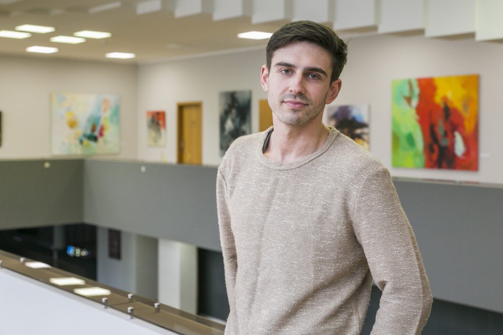 Vienas jauniausių J. Miltinio dramos teatro aktorių Giedrius Arlauskas nuo mažumės svajojo ateitį sieti su sportu. Tačiau paskutinės dienos mokykloje apvertė planus aukštyn kojom. Menininkas atviras – pasirinkdamas aktorystės kelią jis norėjo išsilaisvinti iš kompleksų.