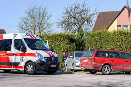 Penktadienio popietę, kelios minutės prieš 11 valandą Vaivaduose, netoli įvažiavimo į miestą, susidūrė trys automobiliai. Vienam iš vairuotojų dėl šoko ir kaklo traumos prireikė ir medikų pagalbos.