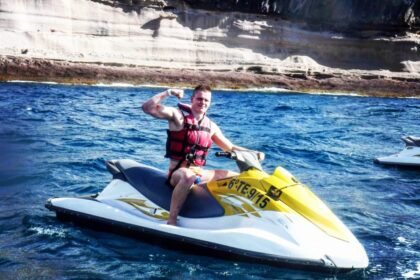 Kai nesportuoja, o taip būna retai, Danas Rapšys mėgsta greitus automobilius. O kai sportuoja, po treniruočių, vos pasitaikius progai, sėda ant vandens motociklo. Tačiau tokių akimirkų plaukikui trūksta. Europos čempionas sutinka, kad dar daug dalykų jis neišbandė dėl profesionalaus sportininko disciplinos. Pavyzdžiui, irklentės.