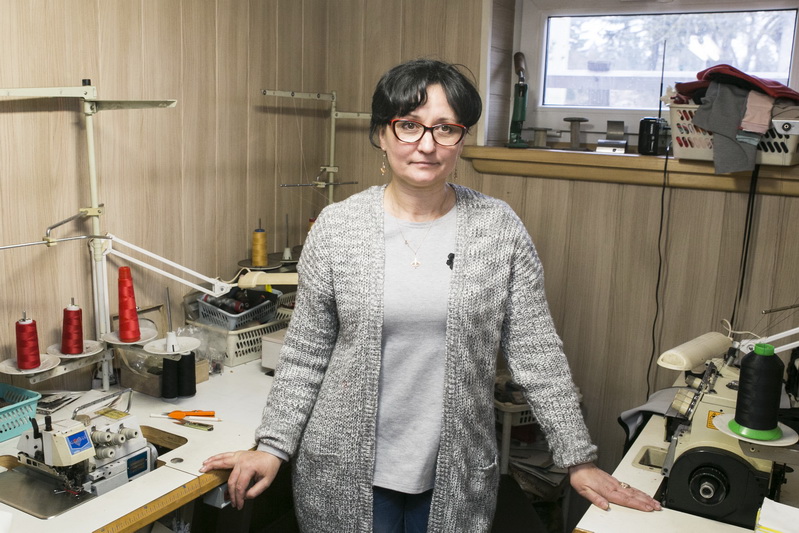 Darboholike gyvenimo draugo praminta Asta per dieną gali pasiūti tuntus drabužių. V. BULAIČIO nuotr.