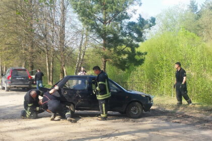 Ugniagesiams gelbėtojams kartais tenka padirbėti ir už techninę kelių pagalbą.