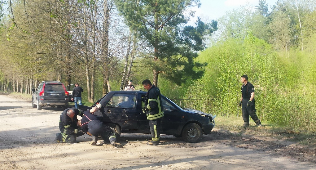 Ugniagesiams gelbėtojams kartais tenka padirbėti ir už techninę kelių pagalbą.